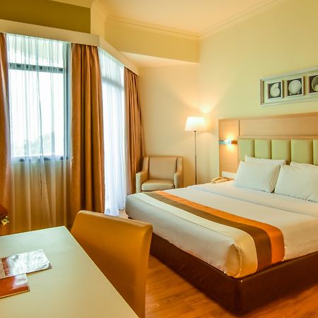 Hotel Sentral Seaview @ ​Beachfront Tanjung Bungah  Exteriör bild