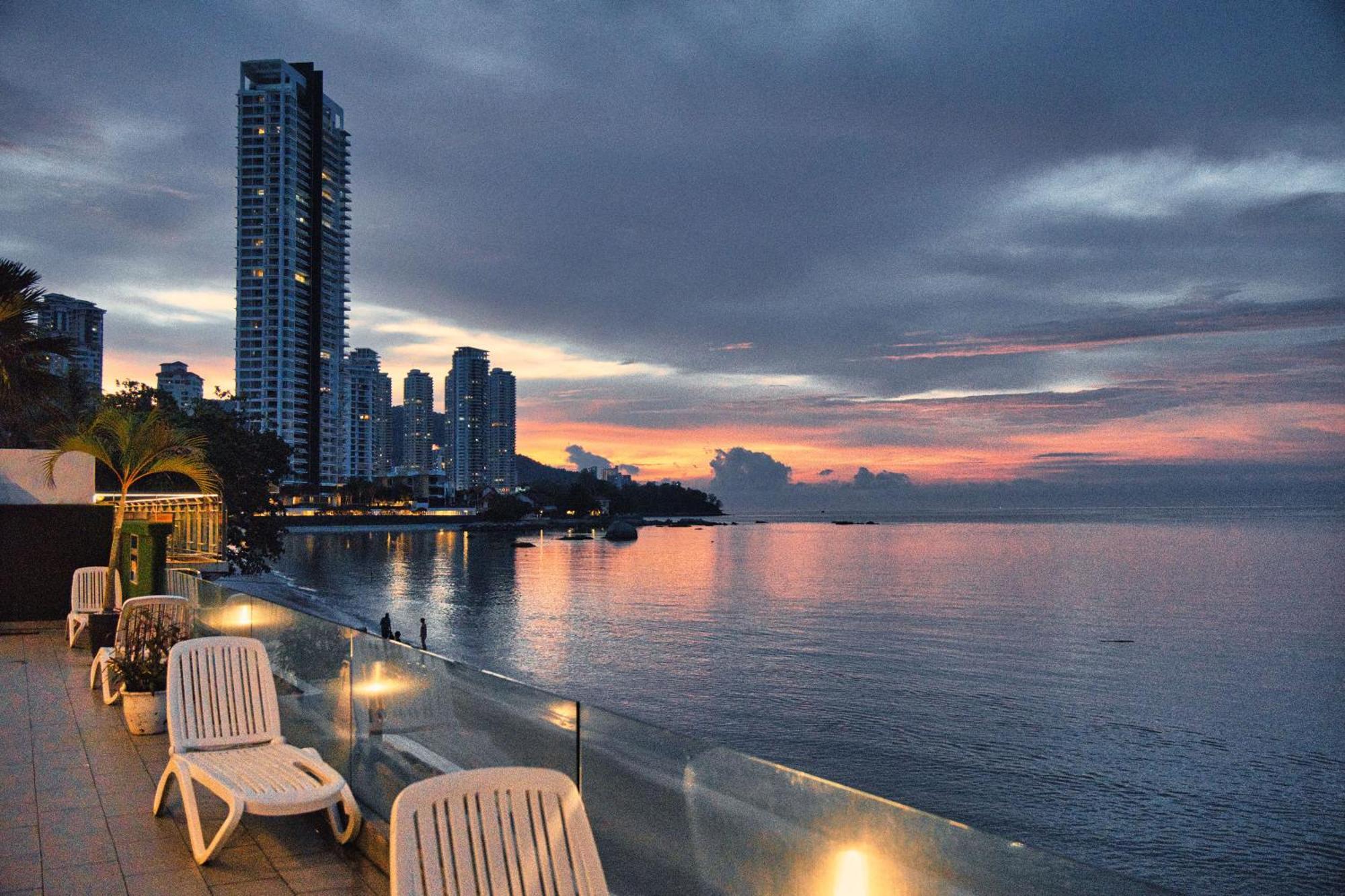 Hotel Sentral Seaview @ ​Beachfront Tanjung Bungah  Exteriör bild