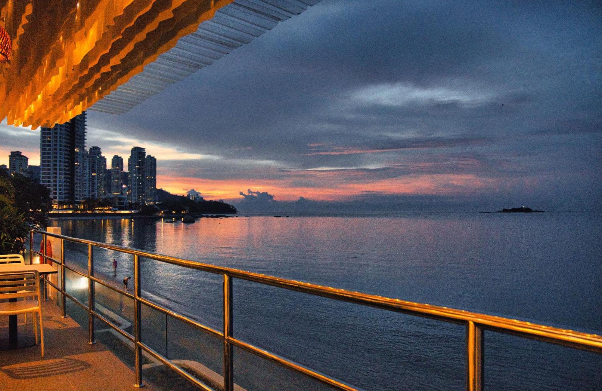 Hotel Sentral Seaview @ ​Beachfront Tanjung Bungah  Exteriör bild