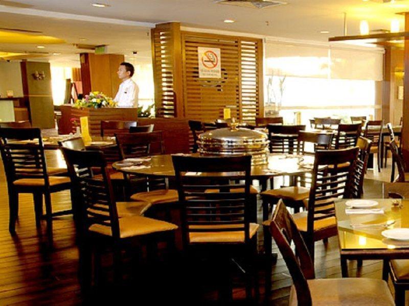 Hotel Sentral Seaview @ ​Beachfront Tanjung Bungah  Exteriör bild