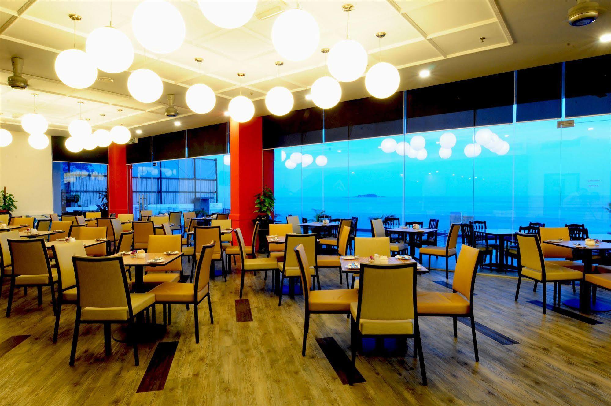 Hotel Sentral Seaview @ ​Beachfront Tanjung Bungah  Exteriör bild