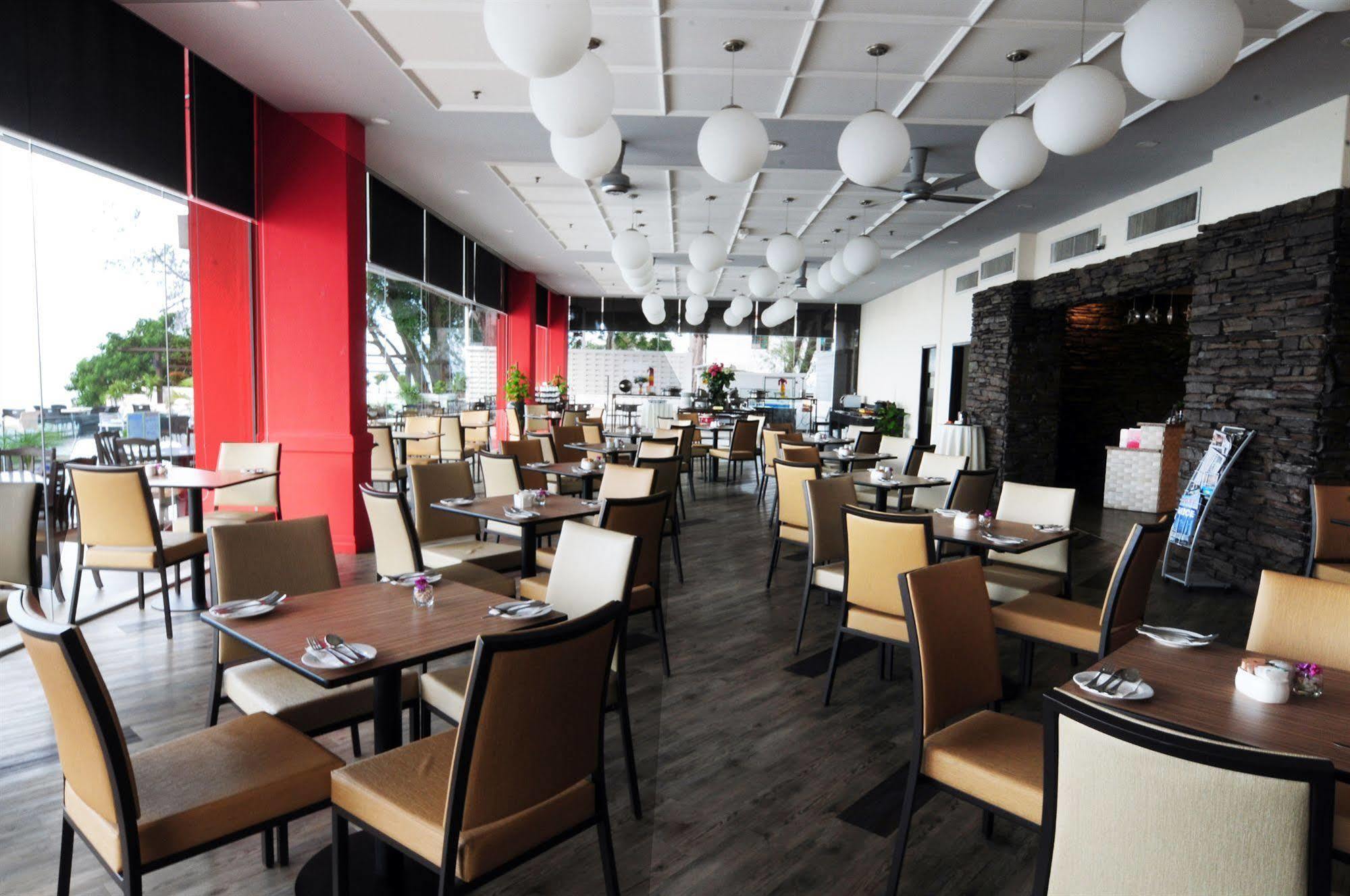 Hotel Sentral Seaview @ ​Beachfront Tanjung Bungah  Exteriör bild