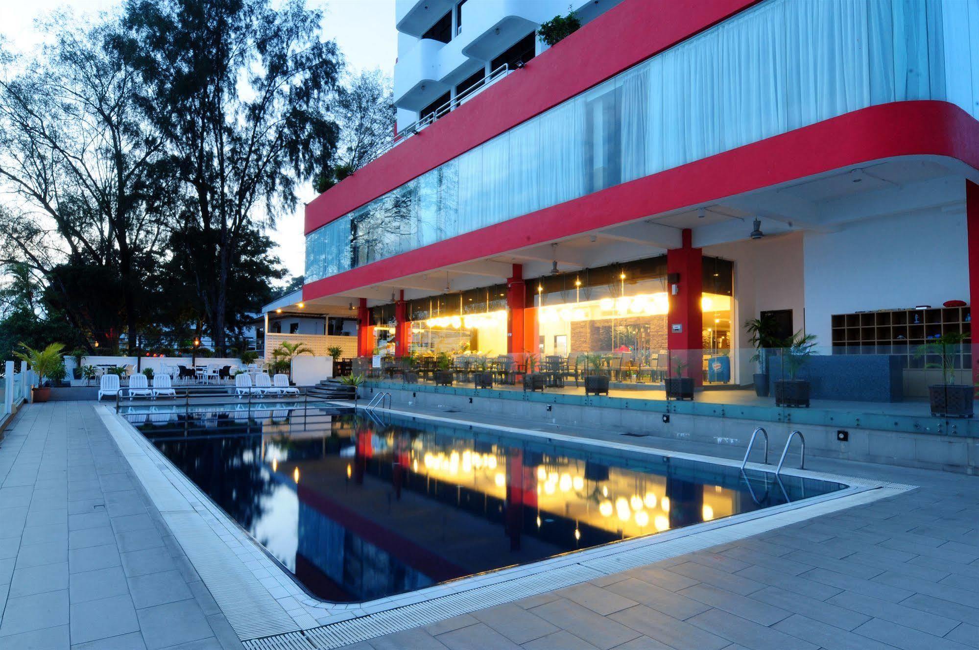 Hotel Sentral Seaview @ ​Beachfront Tanjung Bungah  Exteriör bild