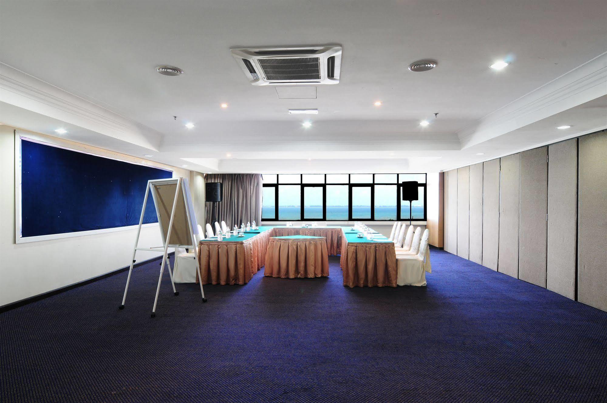 Hotel Sentral Seaview @ ​Beachfront Tanjung Bungah  Exteriör bild
